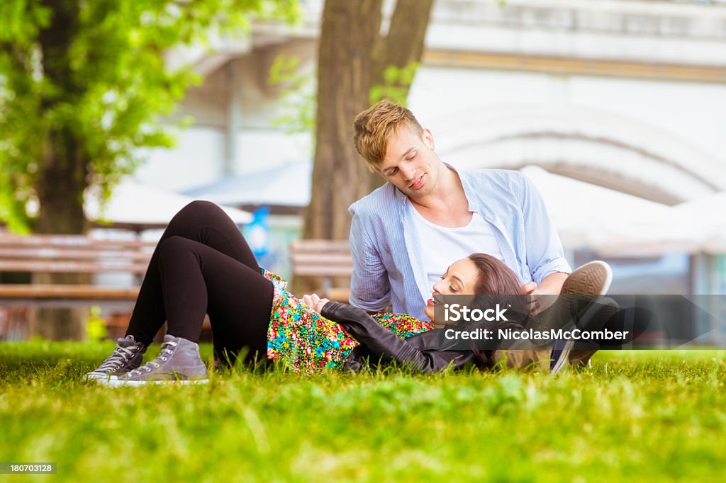 Romance no Parque primavera - Foto de stock de Cidade royalty-free