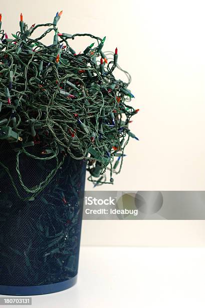 Bündel Von Verheddert Christmas Lights In Mülleimer Stockfoto und mehr Bilder von Verheddert