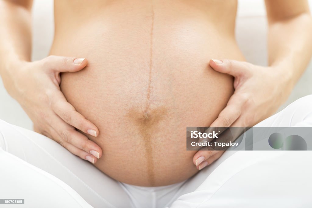 Embarazada de vientre - Foto de stock de 25-29 años libre de derechos