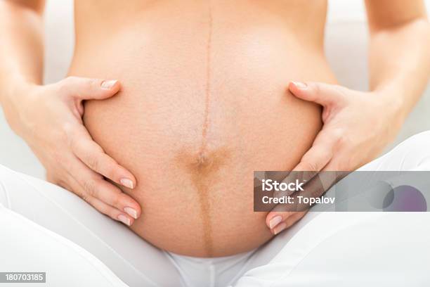 Embarazada De Vientre Foto de stock y más banco de imágenes de 25-29 años - 25-29 años, 30-34 años, 30-39 años