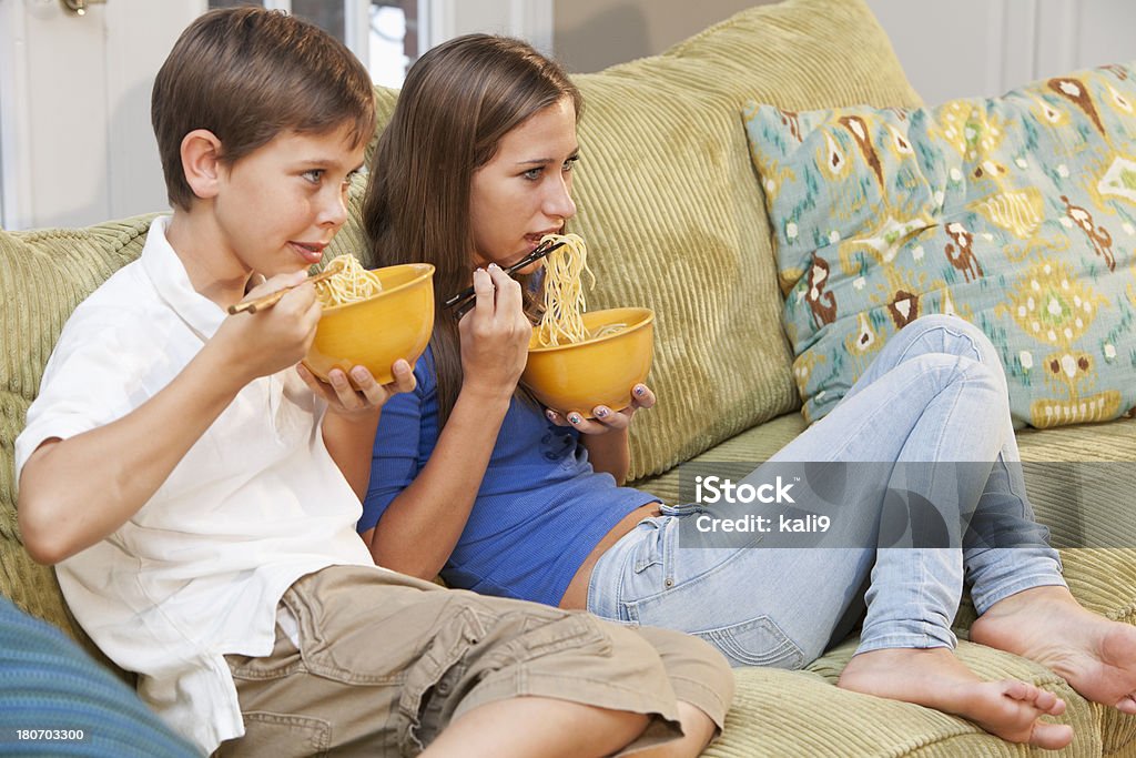 Kinder auf Sofa, essen - Lizenzfrei Asiatische Nudeln Stock-Foto