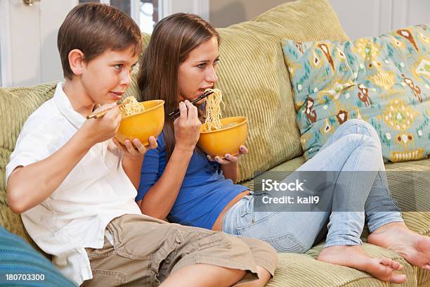 Crianças A Comer No Sofá - Fotografias de stock e mais imagens de Macarrão - Alimento Básico - Macarrão - Alimento Básico, Televisor, 10-11 Anos