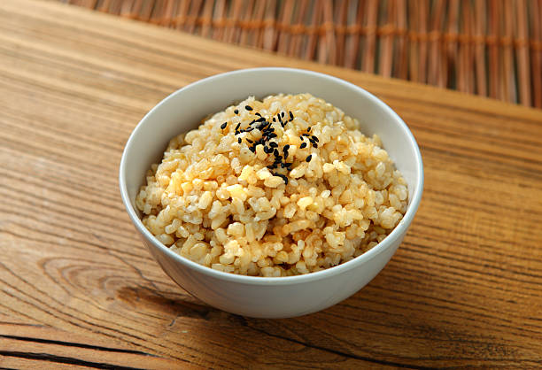 brown rice - brown rice cooked rice steamed stock-fotos und bilder