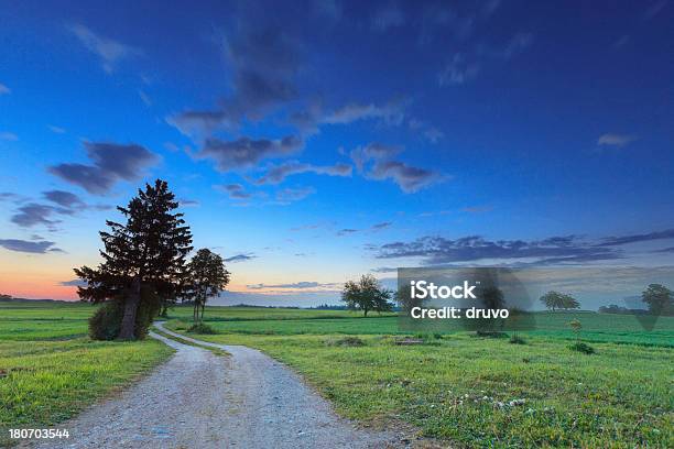 Photo libre de droit de Coucher Du Soleil Et De La Campagne Road banque d'images et plus d'images libres de droit de Ciel - Ciel, Fonds de nuage, Nuage