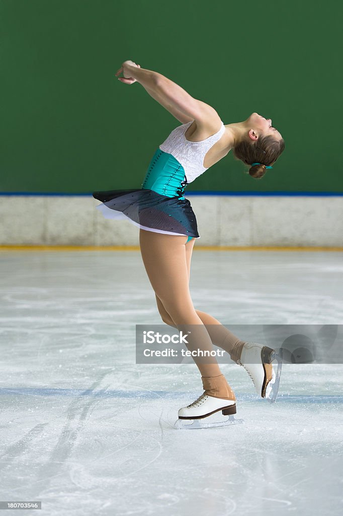 Bela jovem mulher tocando Pirueta - Foto de stock de Patinação Artística royalty-free