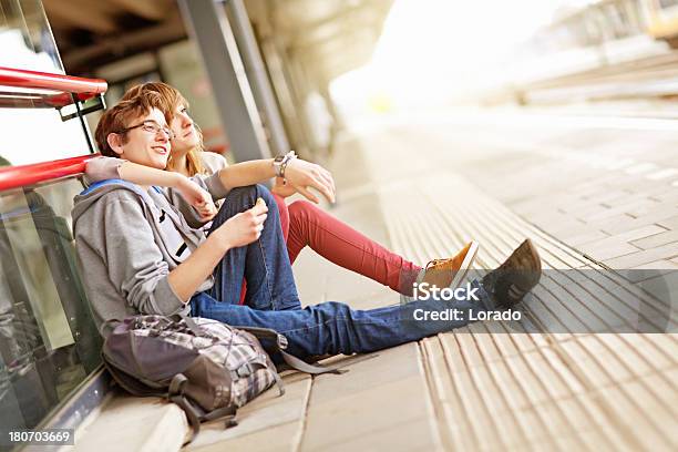 Jovem Casal À Espera Que O Comboio - Fotografias de stock e mais imagens de Abraçar - Abraçar, Adolescente, Adulto