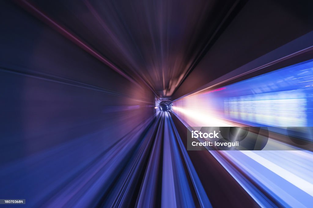 train rapide jusqu'au tunnel - Photo de Abstrait libre de droits