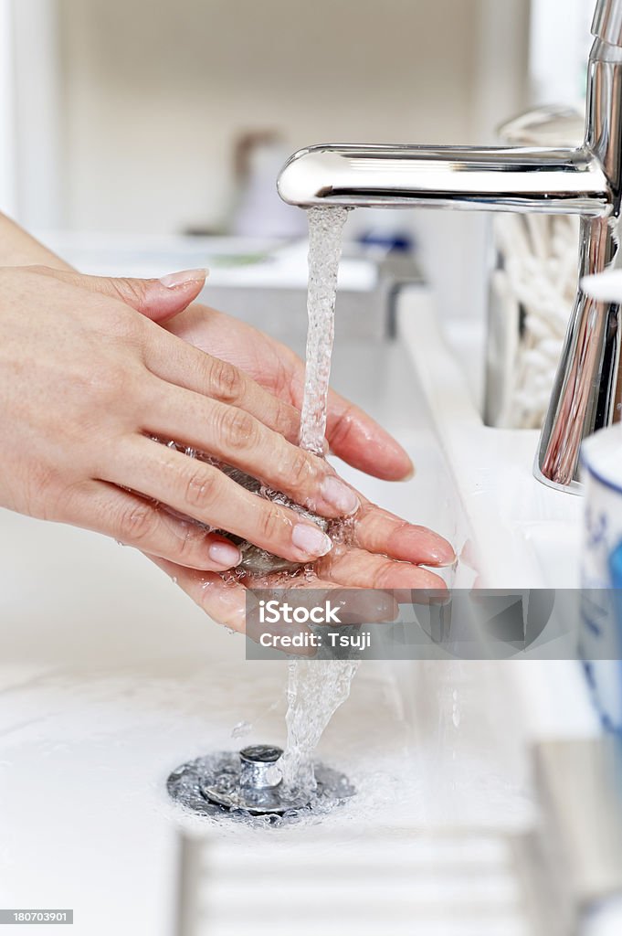 Frau Waschen der Hände mit Seife - Lizenzfrei Badezimmer Stock-Foto