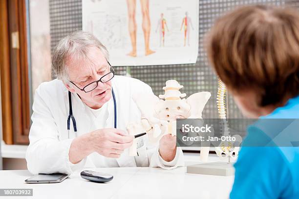 Ортопед Говорящий С Пациентом — стоковые фотографии и другие картинки Таз - Таз, Боль, Здравоохранение и медицина