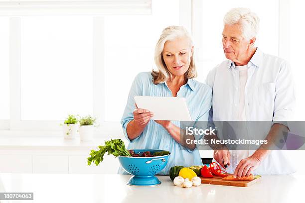 커플입니다 디지털 태블릿 요리요 주방 노인 커플에 대한 스톡 사진 및 기타 이미지 - 노인 커플, 부엌, 채소
