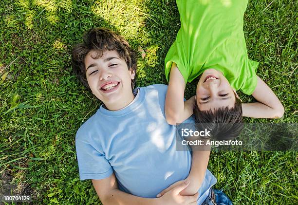 어린이 누워있기 In The Grass 미소 및 드림타임 10-11세에 대한 스톡 사진 및 기타 이미지 - 10-11세, 2명, 6-7 살