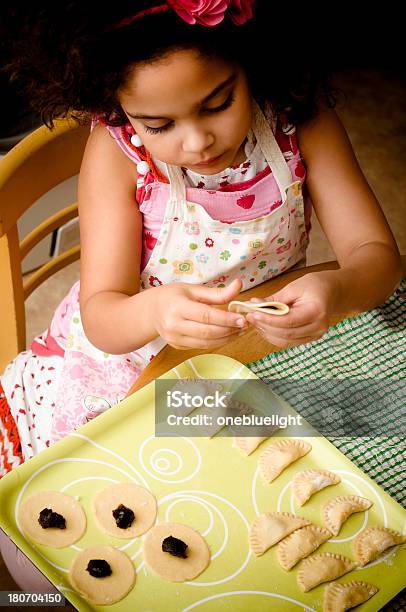 Bambina Rendere I Cookie - Fotografie stock e altre immagini di Ambientazione interna - Ambientazione interna, Bambine femmine, Bambino