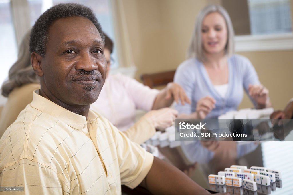 Idoso jogar dominos com os seus amigos em casa - Royalty-free Lar de Terceira Idade Foto de stock