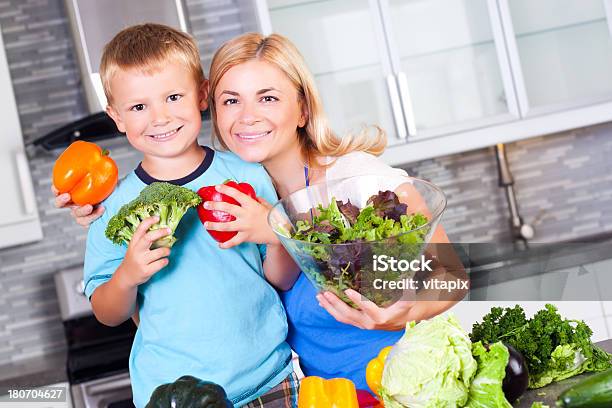 母と息子のキッチン - 男の子のストックフォトや画像を多数ご用意 - 男の子, 食べ物, 2人