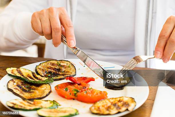 Gesunde Essen Stockfoto und mehr Bilder von Mittelmeerküche - Mittelmeerküche, Eine Frau allein, Essen - Mund benutzen