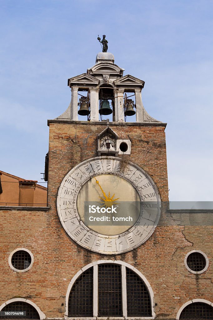 Relógio na igreja San Giacomo di Rialto - Foto de stock de Arquitetura royalty-free