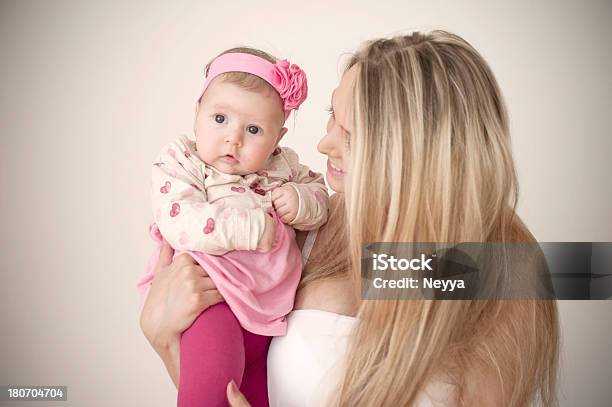 Madre E Figlia - Fotografie stock e altre immagini di 2-5 Mesi - 2-5 Mesi, Accogliente, Accudire