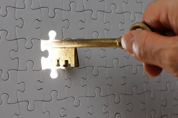 inserimento di un antico chiave universale in un vuoto jigsaw puzzle - business relationship skeleton key key puzzle foto e immagini stock