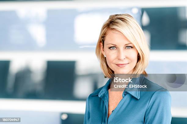 Biondo Donna In Casa Moderna - Fotografie stock e altre immagini di Blu - Blu, Donna in carriera, Adulto