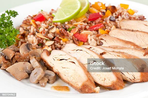 Fette Di Pollo Con Riso A Colori - Fotografie stock e altre immagini di Alimentazione sana - Alimentazione sana, Carne, Carne di pollo