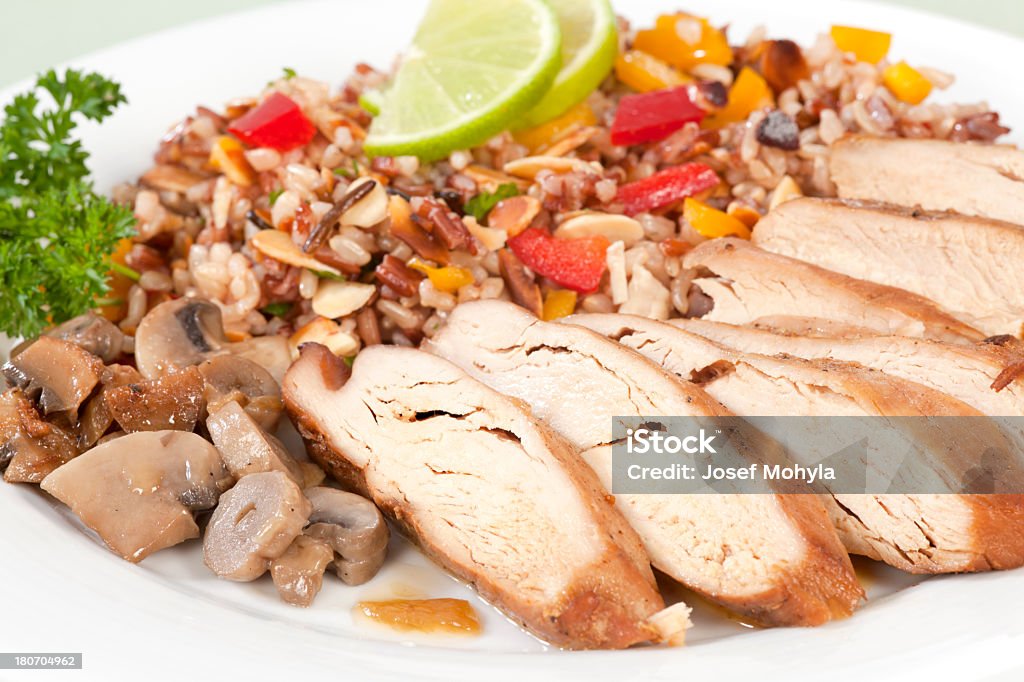 Fatias de frango com arroz colorido - Foto de stock de Alimentação Saudável royalty-free