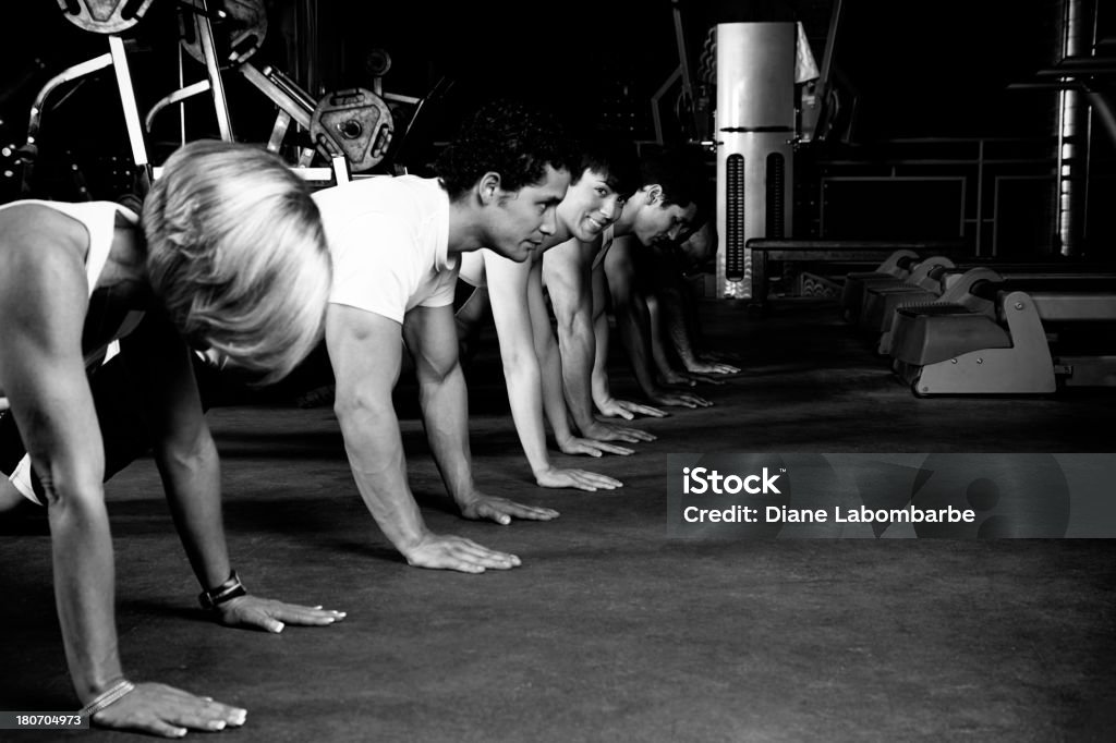 Ряд людей делать Отжимания в тренажерном зале - Стоковые фото Анаэробное упражнение роялти-фри