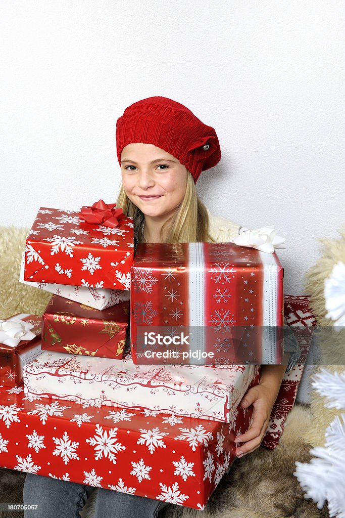 Heureuse jeune fille avec des tas de Noël présente - Photo de Assis libre de droits