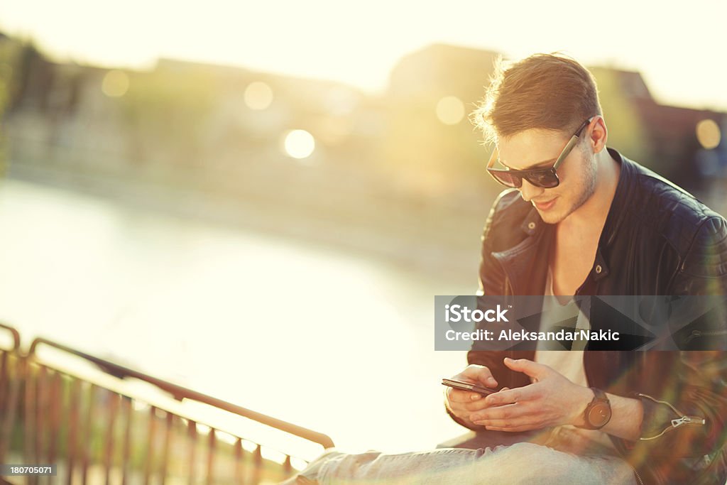 Junger Mann verwenden eine Smartphone im Freien - Lizenzfrei Am Telefon Stock-Foto