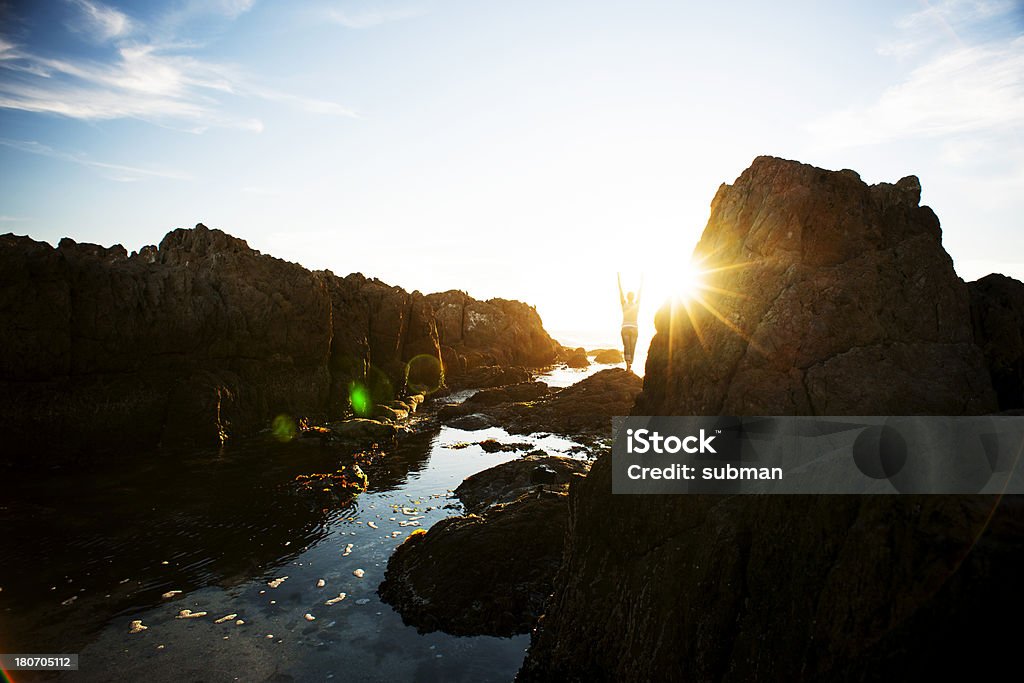 Женщины, Медитировать on the rocks - Стоковые фото Африка роялти-фри