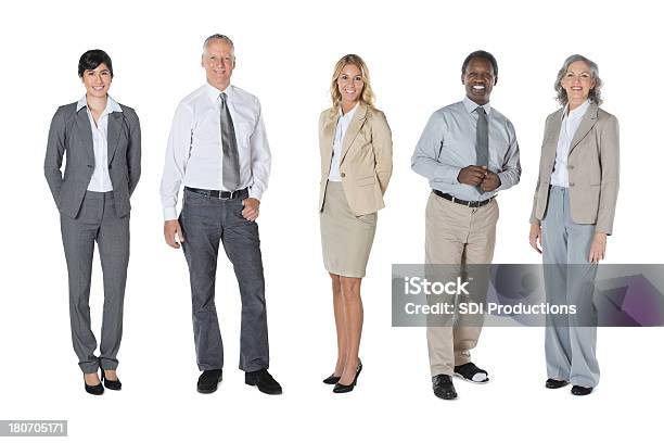 Zróżnicowana Grupa Profesjonalnych Ludzi Biznesu W Linii Ujęcie Studyjne - zdjęcia stockowe i więcej obrazów Białe tło