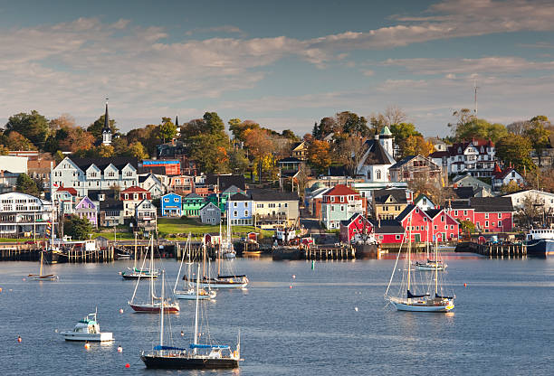 blick auf das ufer des lunenburg nova scotia, im herbst. - neuschottland stock-fotos und bilder