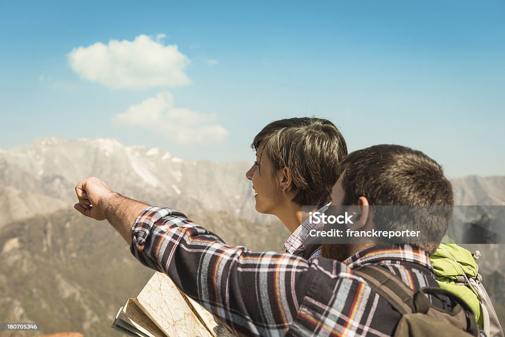 Esperando en las montañas - Foto de stock de 20 a 29 años libre de derechos