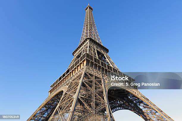 Torre Eiffel París Foto de stock y más banco de imágenes de Aire libre - Aire libre, Arquitectura, Cielo despejado
