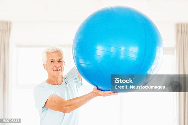Foto de Homem Sênior Exercitar Com Bola De Fitness e mais fotos de stock de 60 Anos - 60 Anos, Academia de ginástica, Adulto