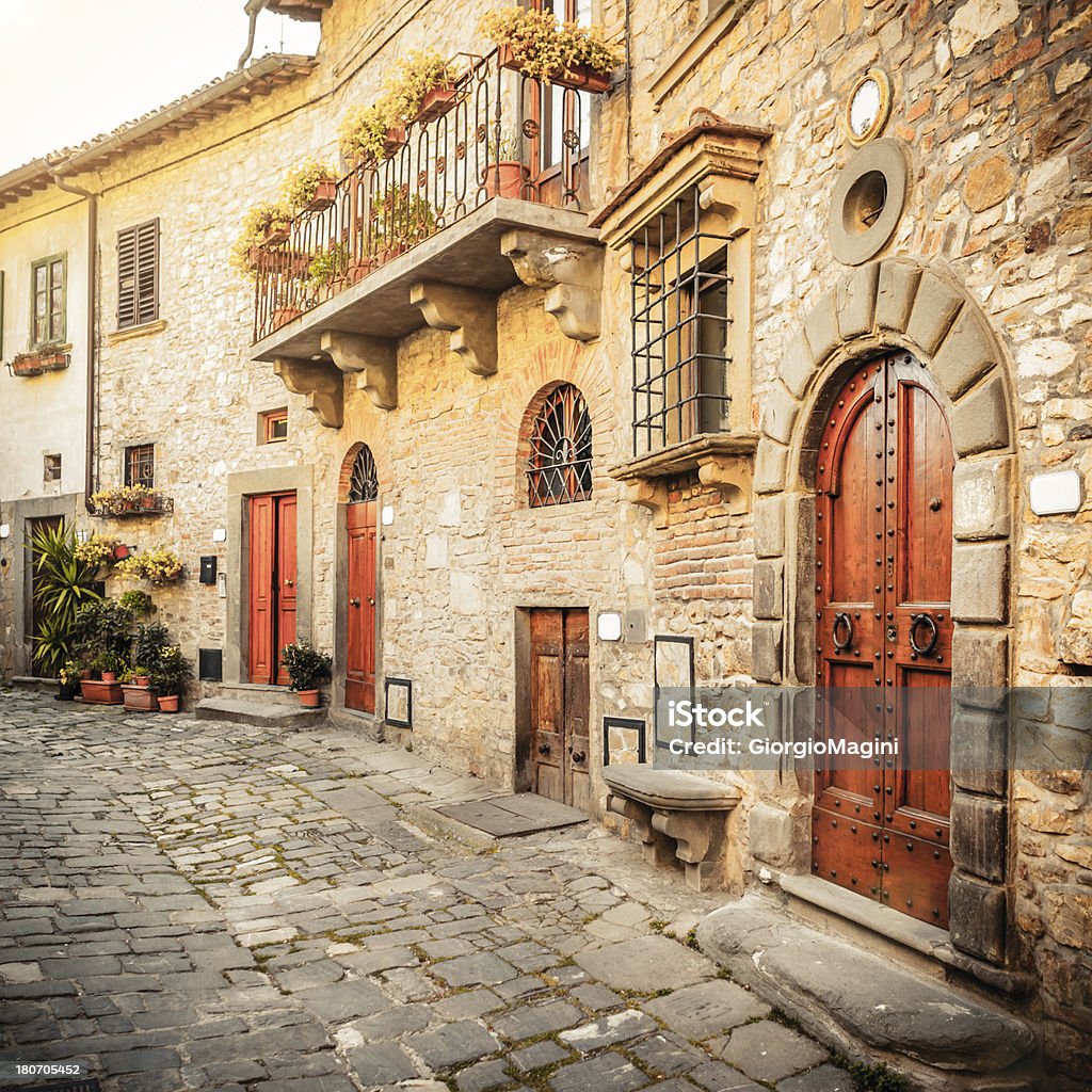 Típica Alley na Old Italian Village, Toscana - Foto de stock de Aldeia royalty-free