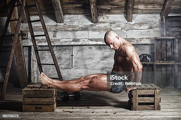 Foto de Bodybuilder Na Sua Sessão De Exercícios e mais fotos de stock de 30-34 Anos - 30-34 Anos, Academia de ginástica, Adulto