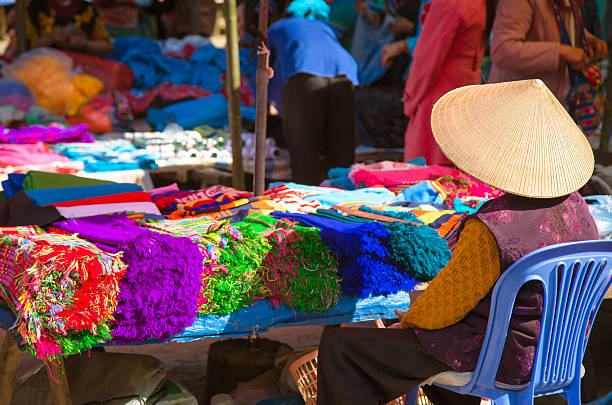 женщина продавать текстиль в бак ha рынок, вьетнам - bac ha стоковые фото и изображения