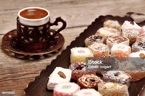 Disfrute De Un Café Turco Y Foto de stock y más banco de imágenes de Delicia Turca - Delicia Turca, Café turco, Alegría