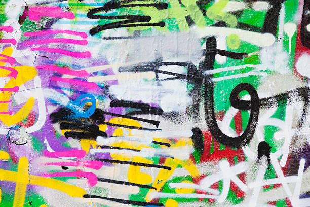 Dettaglio di graffiti. Arte o atti di vandalismo. - foto stock