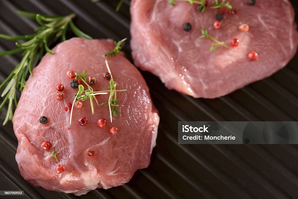 Primas frescos y los filetes de carne de res - Foto de stock de Alimento libre de derechos