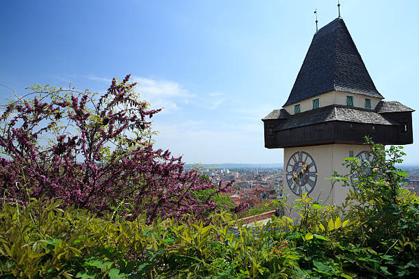 grazer uhrturm, tour de l'horloge - graz clock tower clock austria photos et images de collection