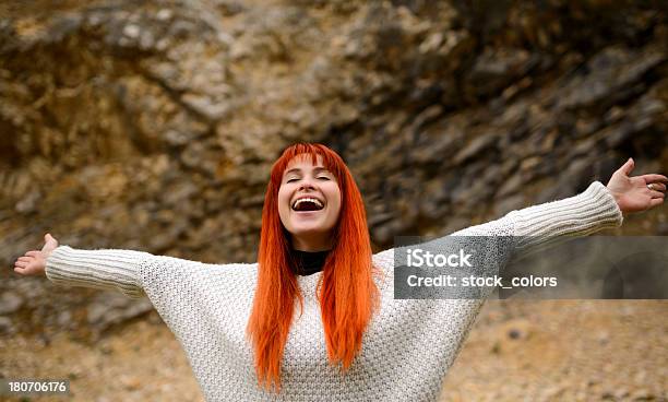 Donna Con Braccia Alzate - Fotografie stock e altre immagini di Adulto - Adulto, Allegro, Arto - Parte del corpo