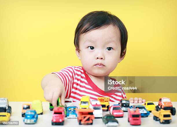 귀여운 Asia Children 게임하기 완구류 지동차 트럭에 대한 스톡 사진 및 기타 이미지 - 트럭, 12-17 개월, 12-23 개월