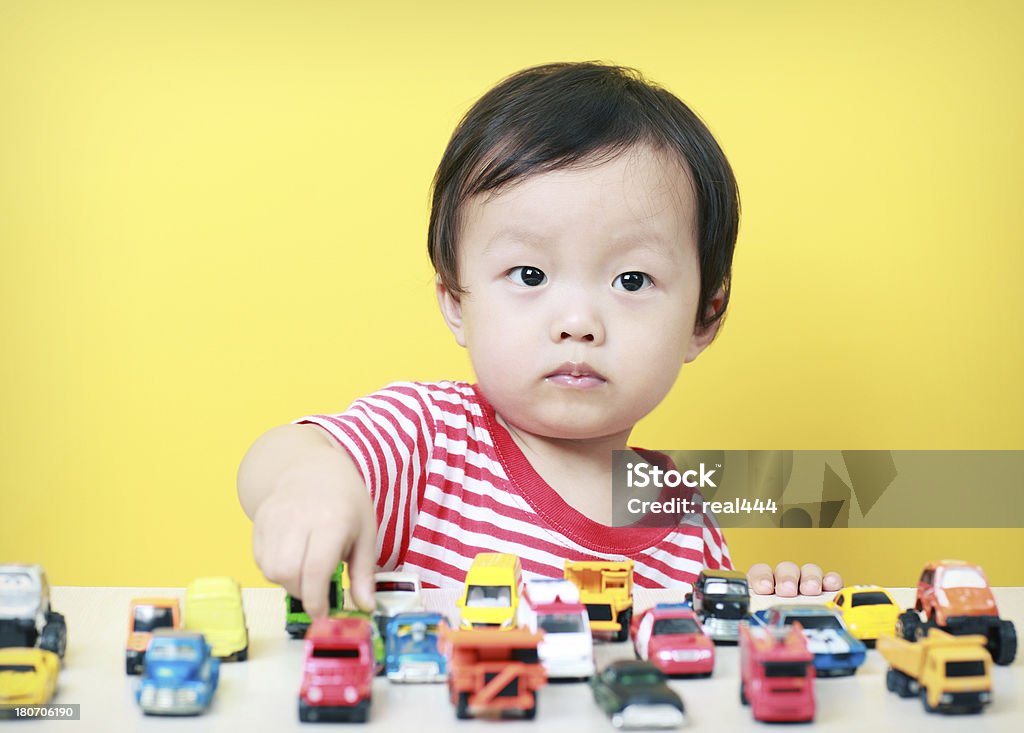 Linda Ásia crianças brincando com carros de brinquedo - Foto de stock de Caminhão royalty-free