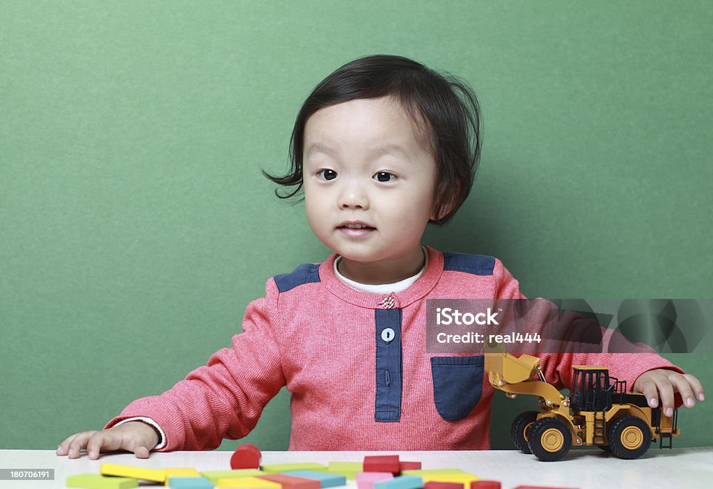 Linda Ásia crianças brincando com carros de brinquedo - Foto de stock de 12-17 meses royalty-free