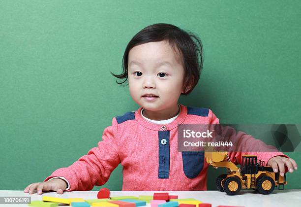 Foto de Linda Ásia Crianças Brincando Com Carros De Brinquedo e mais fotos de stock de 12-17 meses