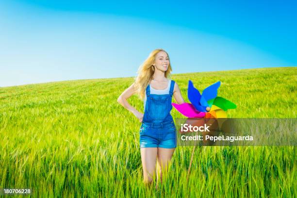 여자아이 색상화 바람개비 개념에 대한 스톡 사진 및 기타 이미지 - 개념, 개념과 주제, 곡초류