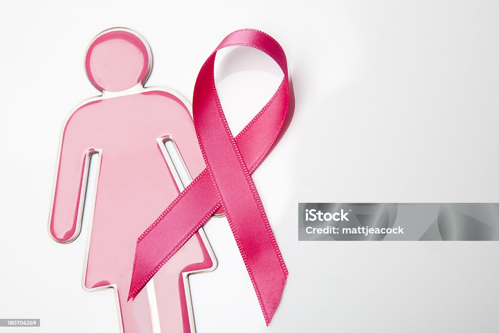 Silhouette de femme avec rose ruban de sensibilisation - Photo de Sensibilisation au cancer du sein libre de droits