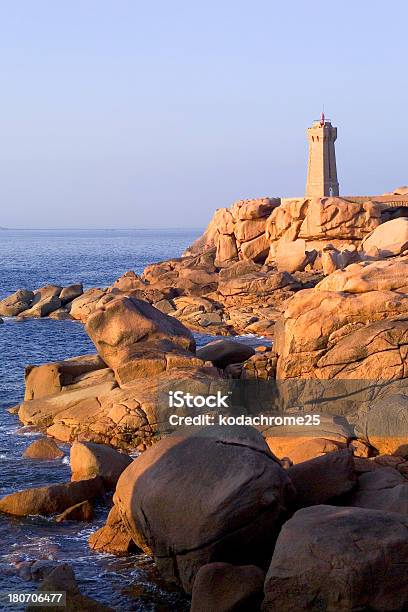 Rocky Wybrzeże - zdjęcia stockowe i więcej obrazów Cote de Granit Rose - Cote de Granit Rose, Bretania, Latarnia morska