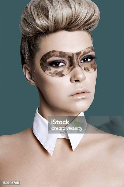 Mädchen In Armeemaske Stockfoto und mehr Bilder von Schutz - Schutz, Attraktive Frau, Augen-Make-Up